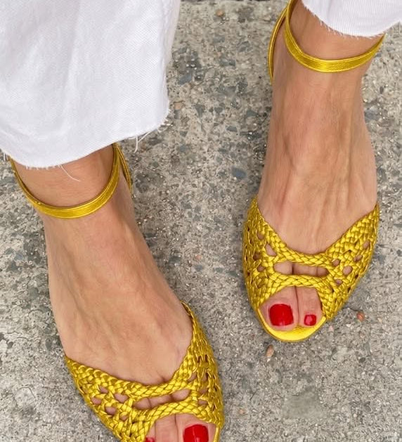 Clara - Geflochtene goldene Sandalen