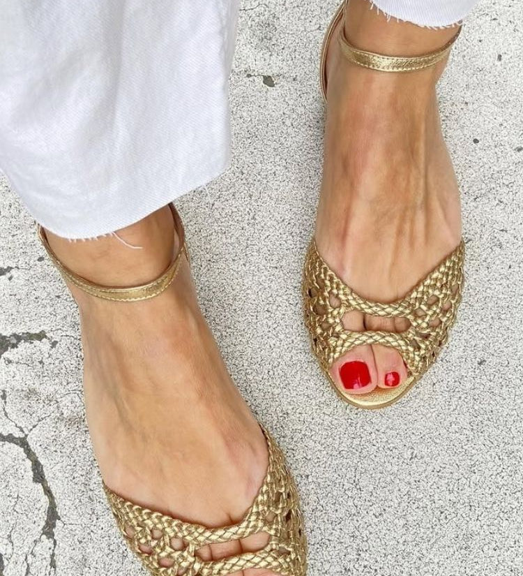 Clara - Geflochtene goldene Sandalen