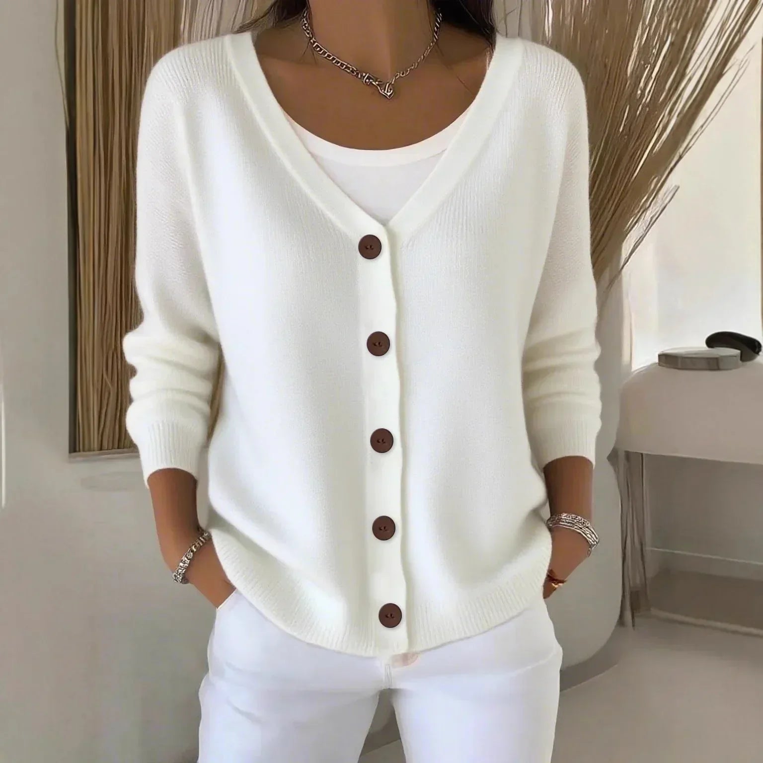 Daniela - Strickjacke mit V-Ausschnitt in Weiß
