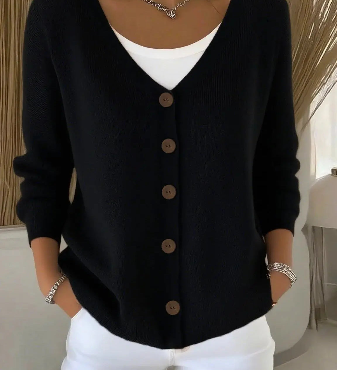 Daniela - Strickjacke mit V-Ausschnitt in Schwarz