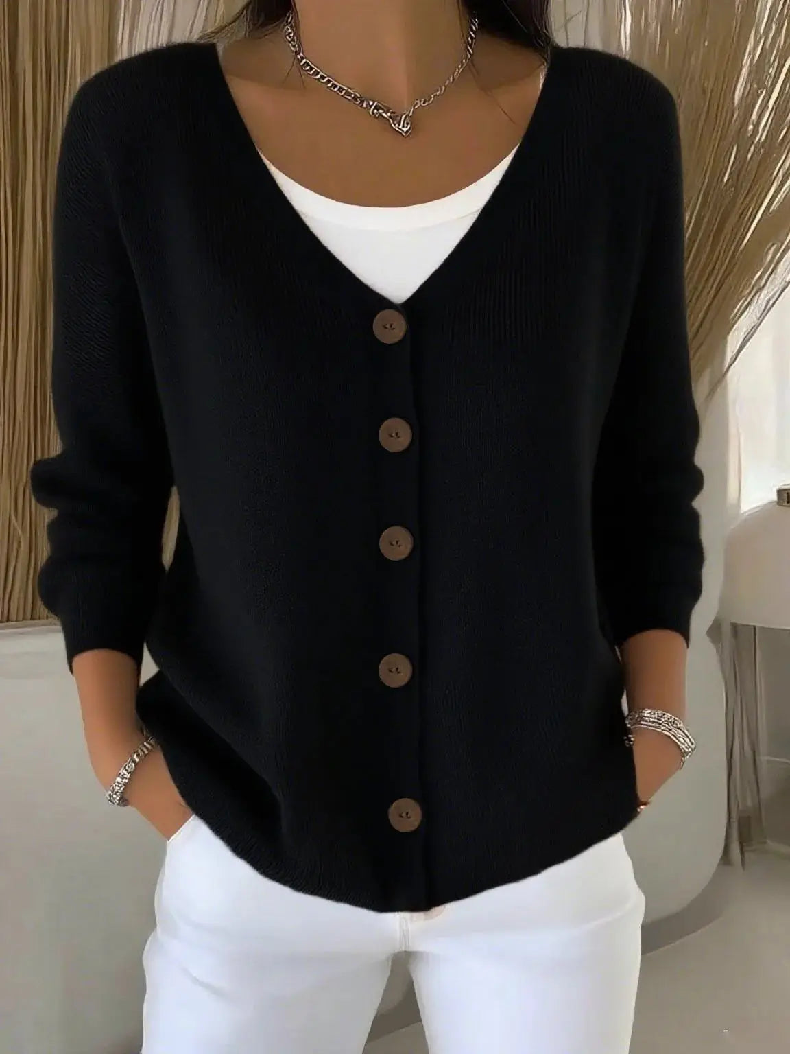 Daniela - Strickjacke mit V-Ausschnitt in Schwarz
