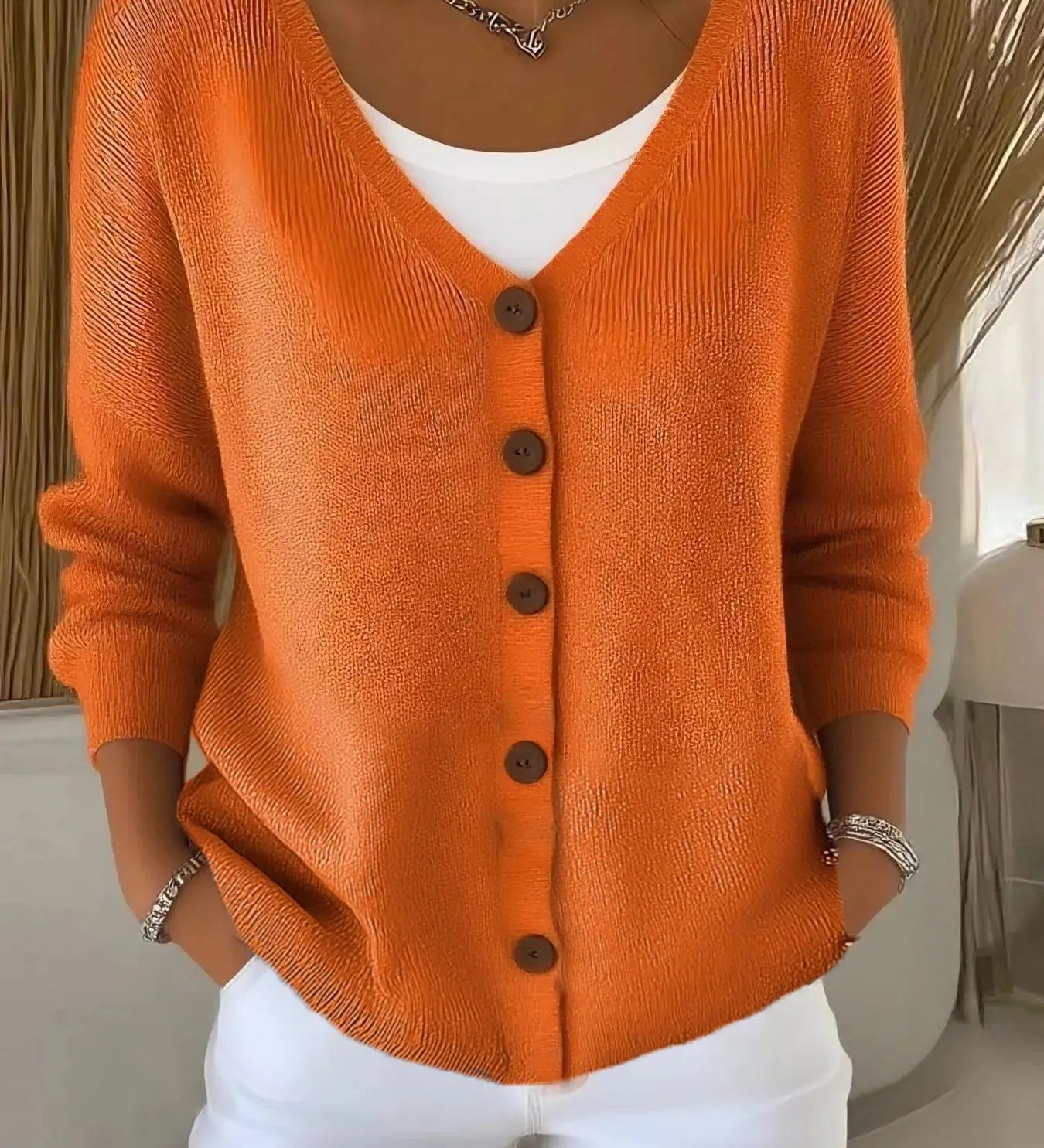 Daniela - Strickjacke mit V-Ausschnitt in Orange