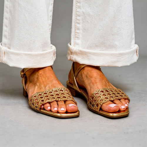 Emilia - Goldene Sandalen mit Sommercharme